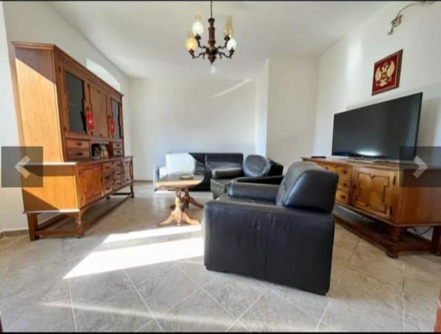 Prostran dvosoban stan 84m2, Stari Grad, Kotor