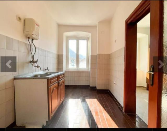 Prostran dvosoban stan 84m2, Stari Grad, Kotor
