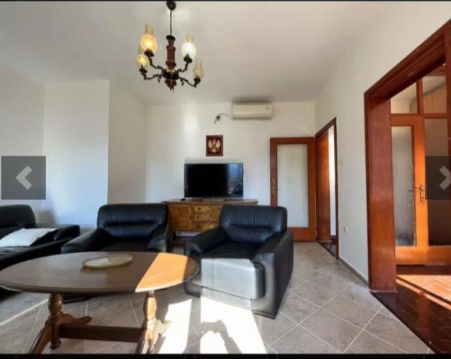 Prostran dvosoban stan 84m2, Stari Grad, Kotor