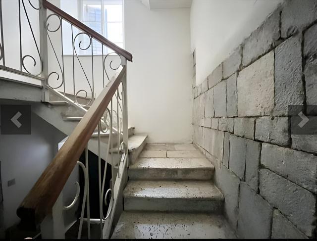 Prostran dvosoban stan 84m2, Stari Grad, Kotor