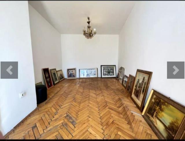Prostran dvosoban stan 84m2, Stari Grad, Kotor