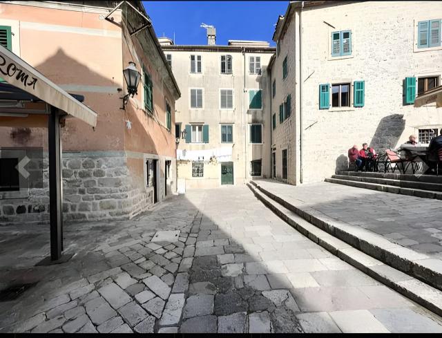 Prostran dvosoban stan 84m2, Stari Grad, Kotor