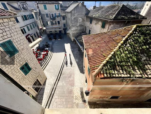 Prostran dvosoban stan 84m2, Stari Grad, Kotor