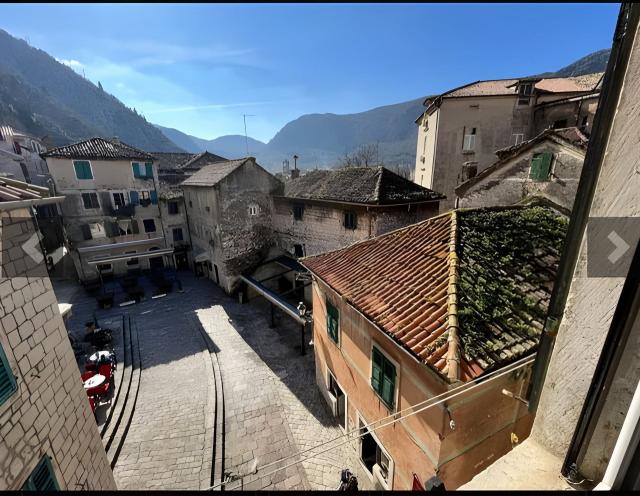 Prostran dvosoban stan 84m2, Stari Grad, Kotor