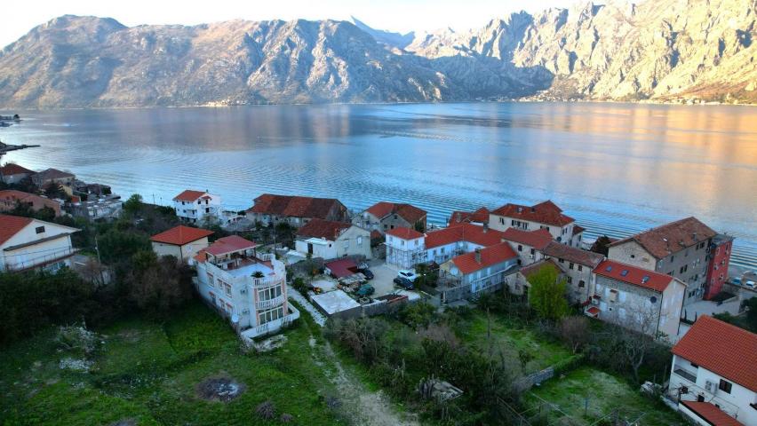 Prčanj, Urbanizovan plac na 20m od obale mora