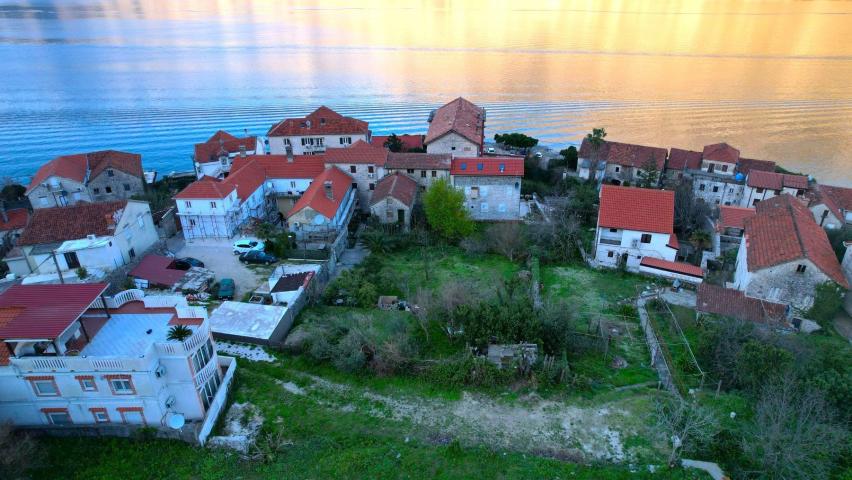 Prčanj, Urbanizovan plac na 20m od obale mora