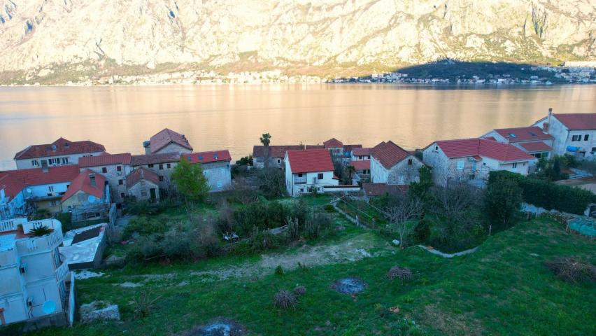 Prčanj, Urbanizovan plac na 20m od obale mora