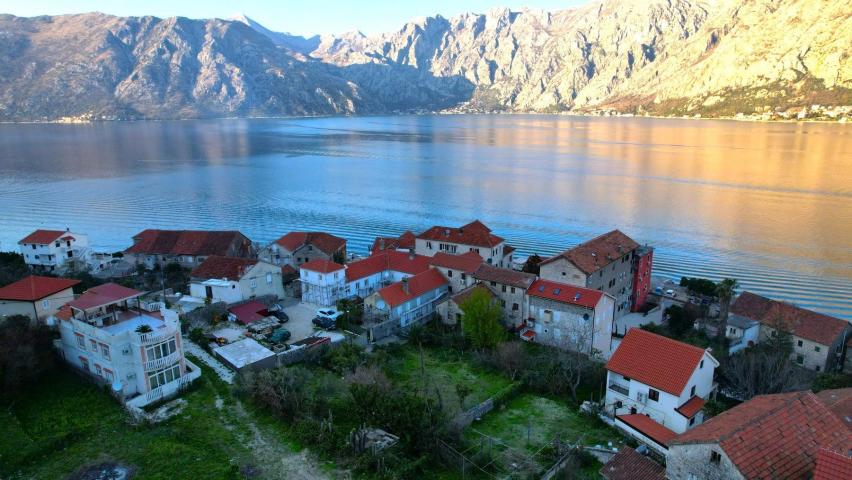 Prčanj, Urbanizovan plac na 20m od obale mora