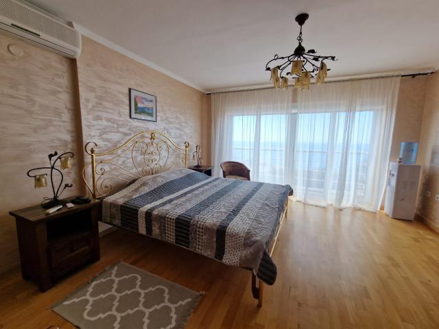 Sveti Stefan, Budva-Luksuzna kuća sa bazenom i pogledom na more