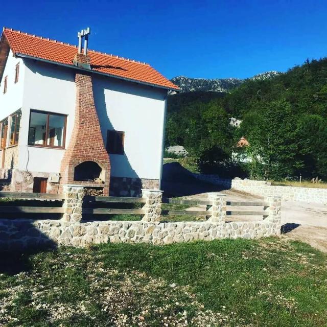 Prodaja imanja sa tri zavrsene kuce kuce, Herceg Novi-Vrbanj