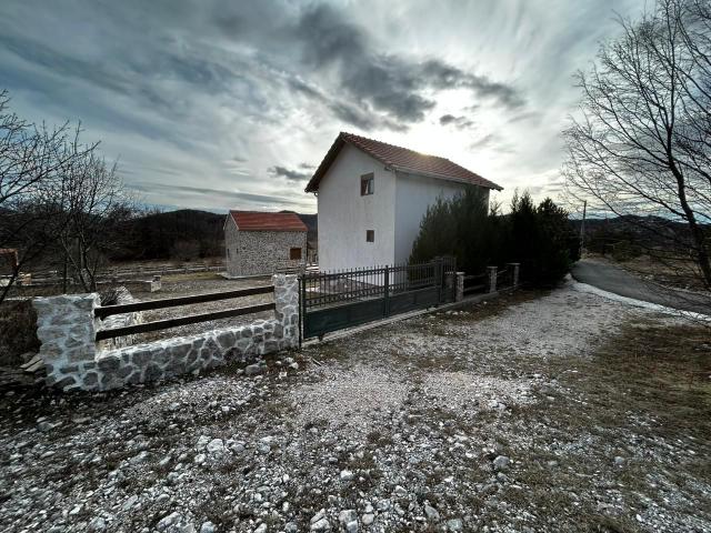 Prodaja imanja sa tri zavrsene kuce kuce, Herceg Novi-Vrbanj