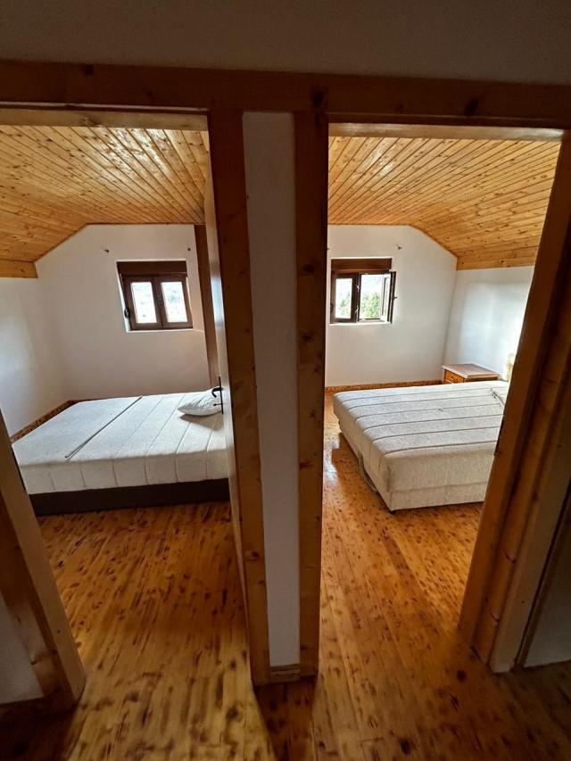 Prodaja imanja sa tri zavrsene kuce kuce, Herceg Novi-Vrbanj