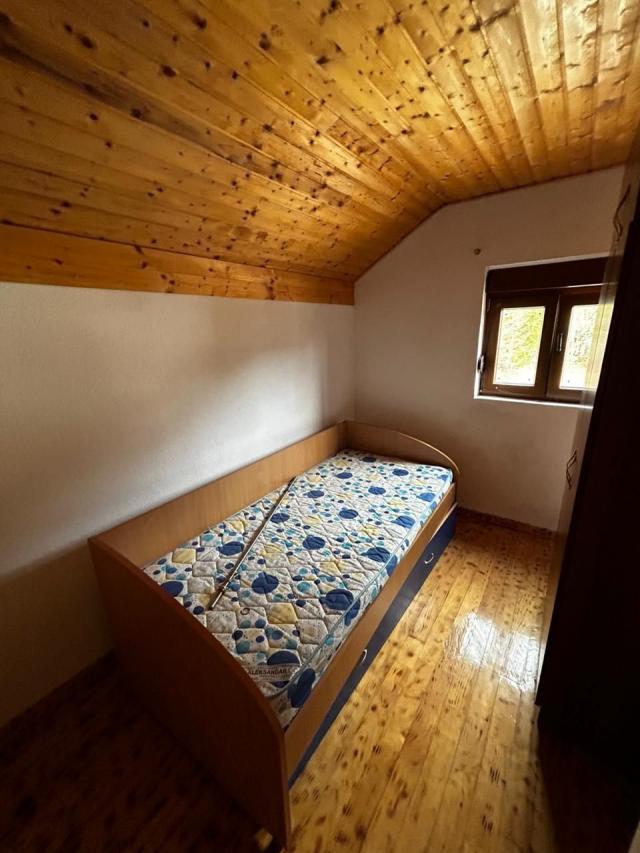 Prodaja imanja sa tri zavrsene kuce kuce, Herceg Novi-Vrbanj