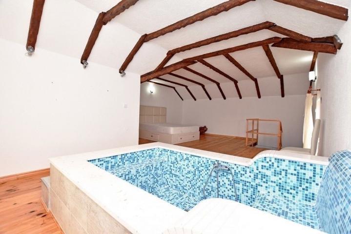 Prodaja imanja sa tri zavrsene kuce kuce, Herceg Novi-Vrbanj
