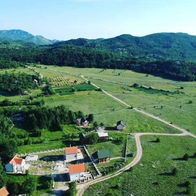 Prodaja imanja sa tri zavrsene kuce kuce, Herceg Novi-Vrbanj