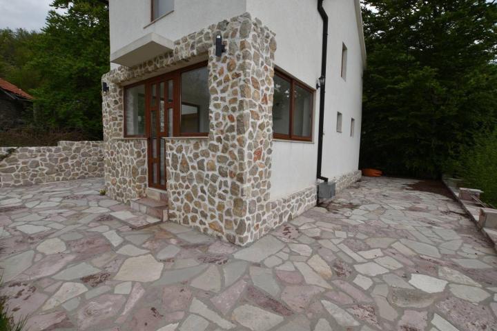 Prodaja imanja sa tri zavrsene kuce kuce, Herceg Novi-Vrbanj