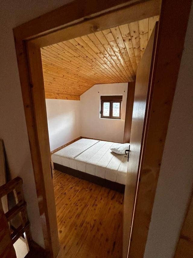 Prodaja imanja sa tri zavrsene kuce kuce, Herceg Novi-Vrbanj