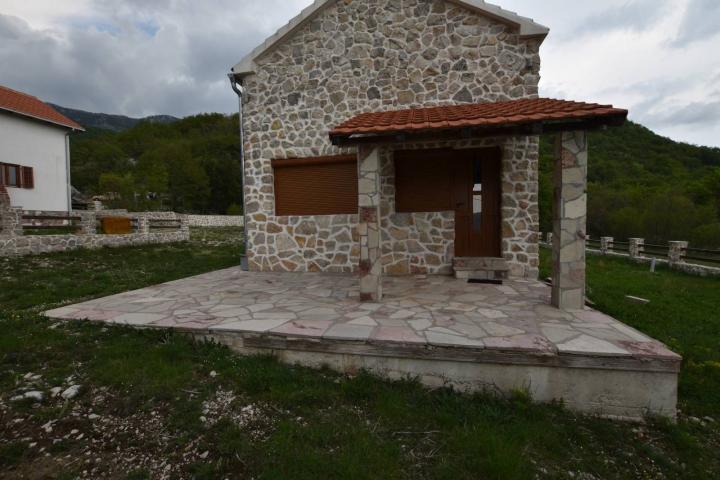 Prodaja imanja sa tri zavrsene kuce kuce, Herceg Novi-Vrbanj