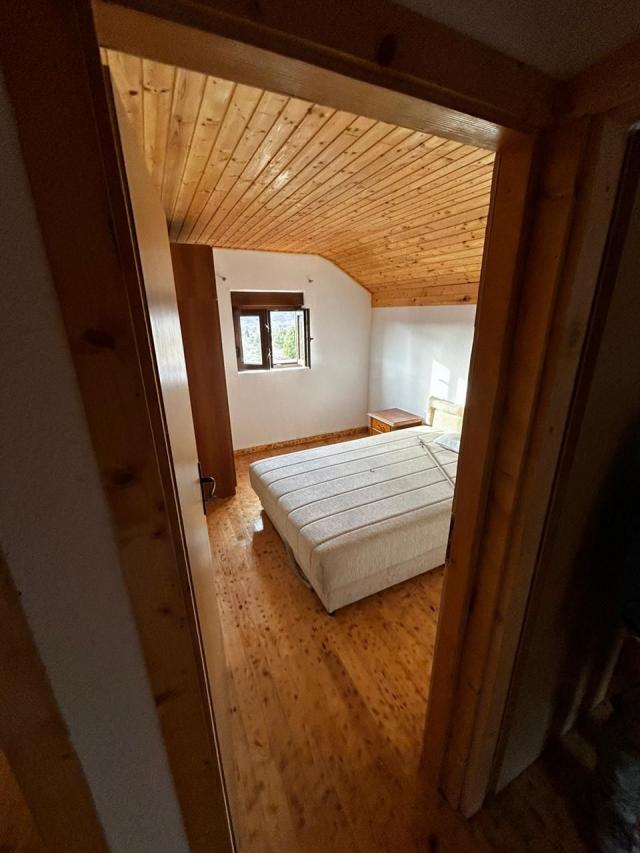 Prodaja imanja sa tri zavrsene kuce kuce, Herceg Novi-Vrbanj