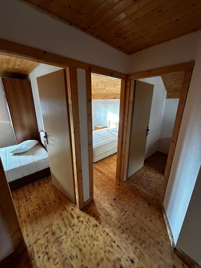 Prodaja imanja sa tri zavrsene kuce kuce, Herceg Novi-Vrbanj