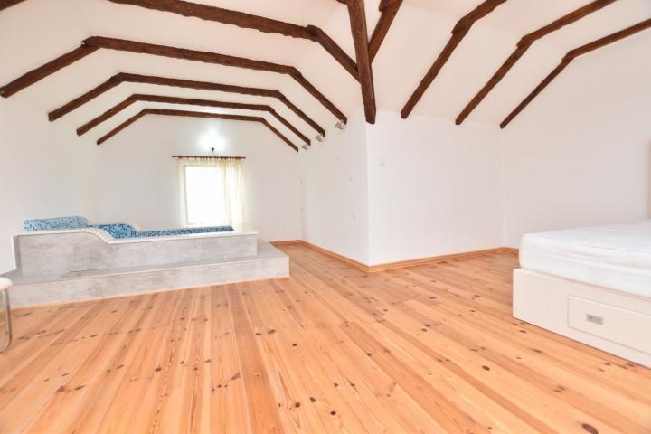 Prodaja imanja sa tri zavrsene kuce kuce, Herceg Novi-Vrbanj