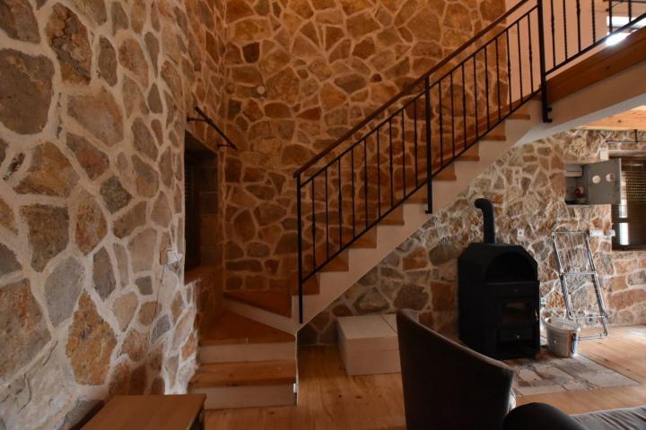 Prodaja imanja sa tri zavrsene kuce kuce, Herceg Novi-Vrbanj