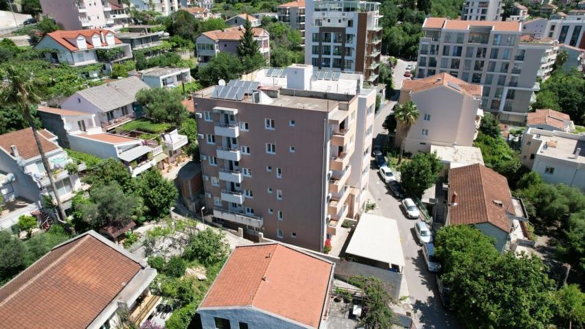 Moderna stambena zgrada 1000m2 sa 18 apartmana u Bečićima, 300 metara od mora