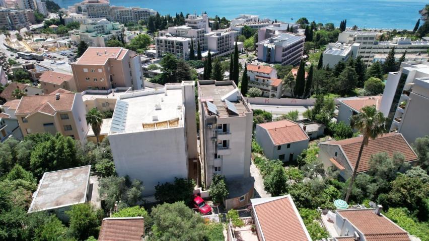 Moderna stambena zgrada 1000m2 sa 18 apartmana u Bečićima, 300 metara od mora