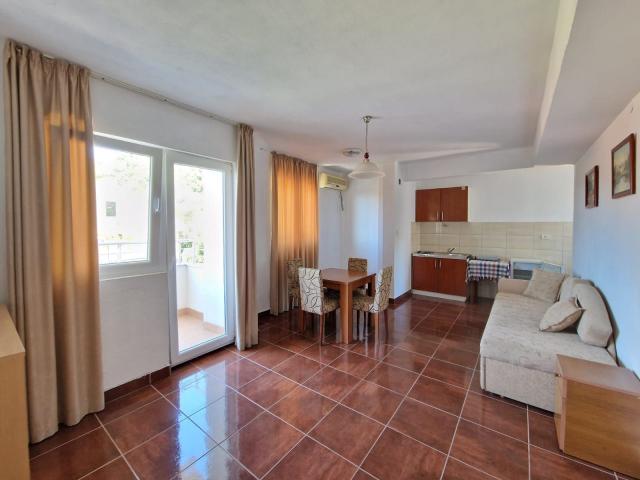 Moderna stambena zgrada 1000m2 sa 18 apartmana u Bečićima, 300 metara od mora