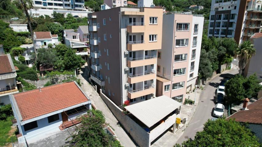Moderna stambena zgrada 1000m2 sa 18 apartmana u Bečićima, 300 metara od mora