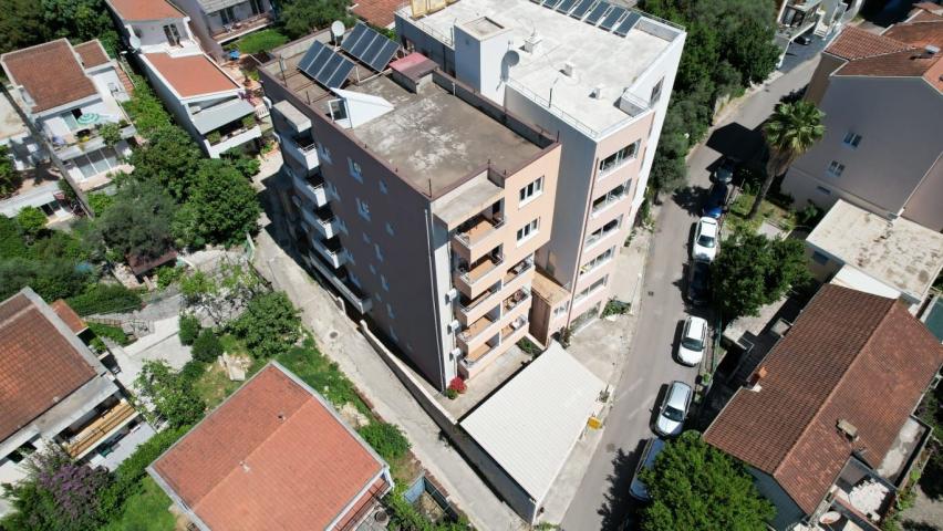 Moderna stambena zgrada 1000m2 sa 18 apartmana u Bečićima, 300 metara od mora