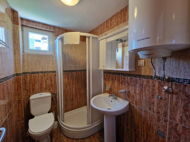 Moderna stambena zgrada 1000m2 sa 18 apartmana u Bečićima, 300 metara od mora