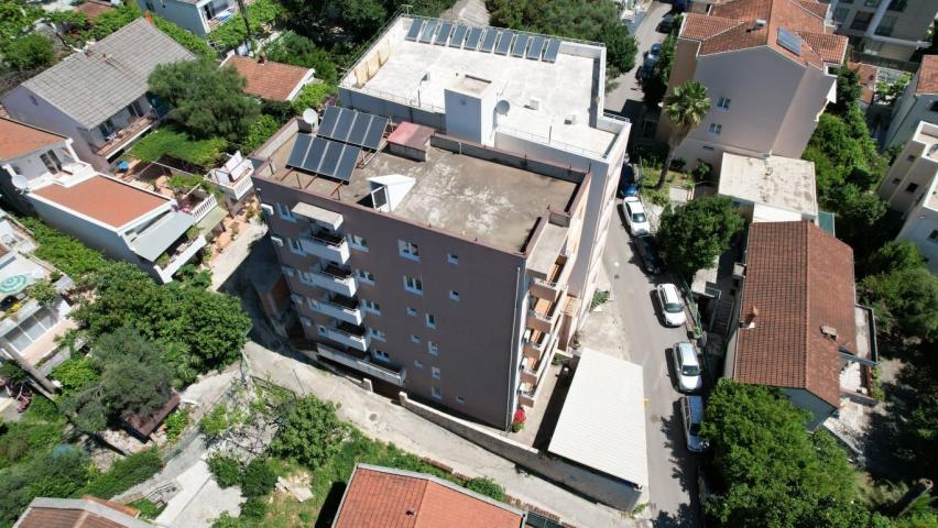 Moderna stambena zgrada 1000m2 sa 18 apartmana u Bečićima, 300 metara od mora