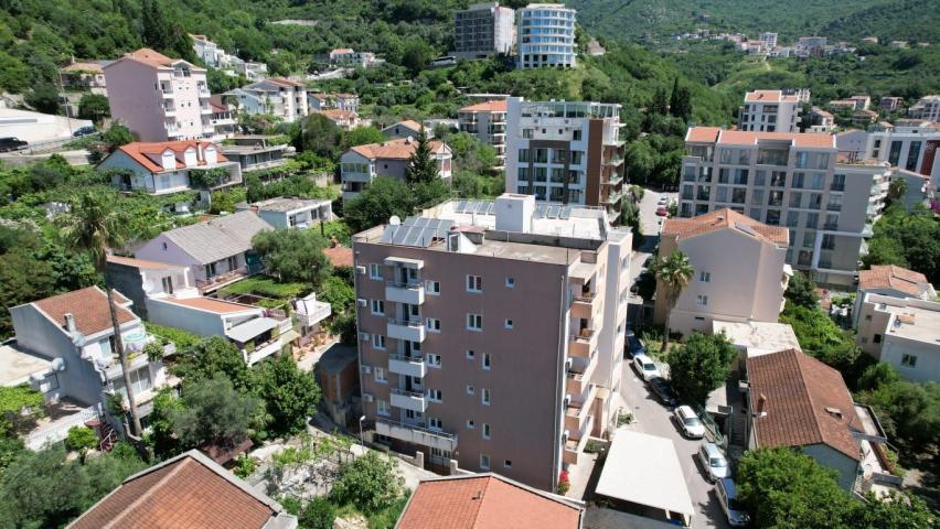 Moderna stambena zgrada 1000m2 sa 18 apartmana u Bečićima, 300 metara od mora