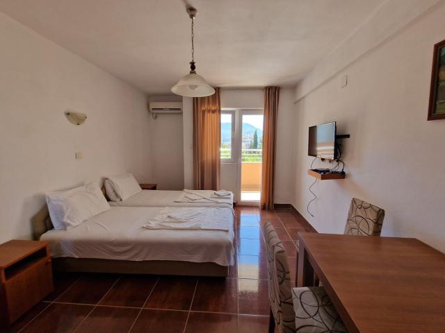 Moderna stambena zgrada 1000m2 sa 18 apartmana u Bečićima, 300 metara od mora