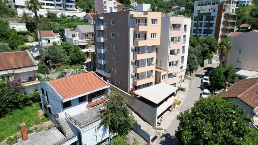 Moderna stambena zgrada 1000m2 sa 18 apartmana u Bečićima, 300 metara od mora