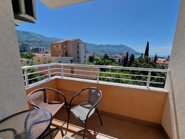 Moderna stambena zgrada 1000m2 sa 18 apartmana u Bečićima, 300 metara od mora