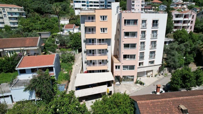 Moderna stambena zgrada 1000m2 sa 18 apartmana u Bečićima, 300 metara od mora