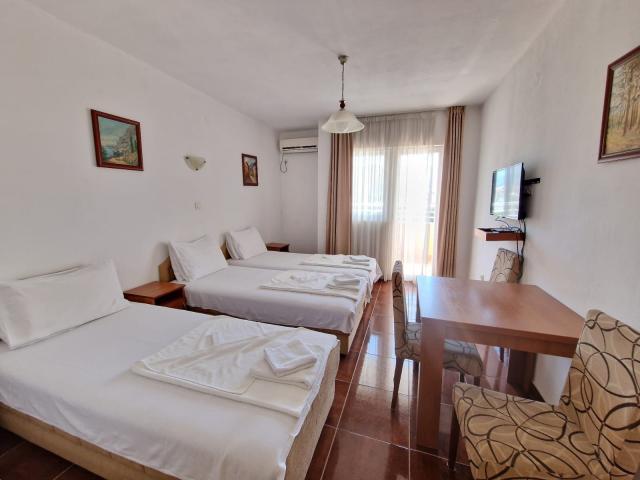 Moderna stambena zgrada 1000m2 sa 18 apartmana u Bečićima, 300 metara od mora