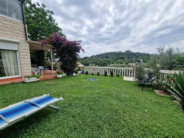 Prodaja dvosobnog nameštenog stana 89 m² sa prostranom terasom – Petrovac, Budvanska rivijera