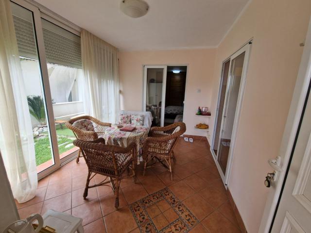 Prodaja dvosobnog nameštenog stana 89 m² sa prostranom terasom – Petrovac, Budvanska rivijera
