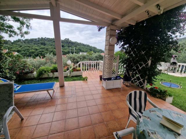 Prodaja dvosobnog nameštenog stana 89 m² sa prostranom terasom – Petrovac, Budvanska rivijera
