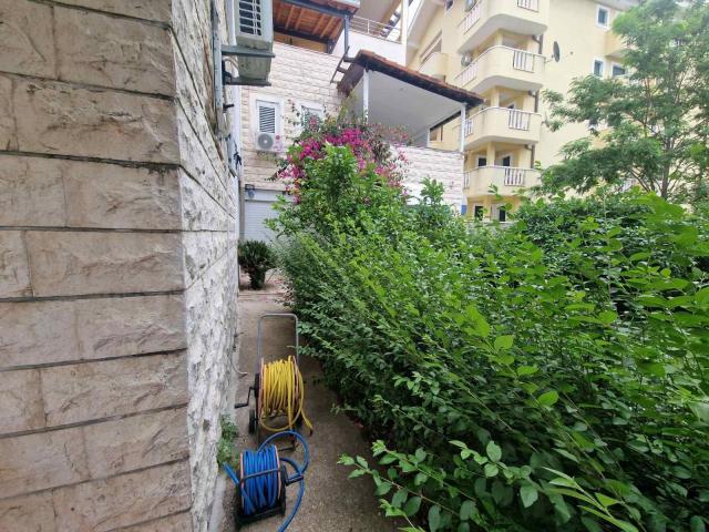 Prodaja dvosobnog nameštenog stana 89 m² sa prostranom terasom – Petrovac, Budvanska rivijera