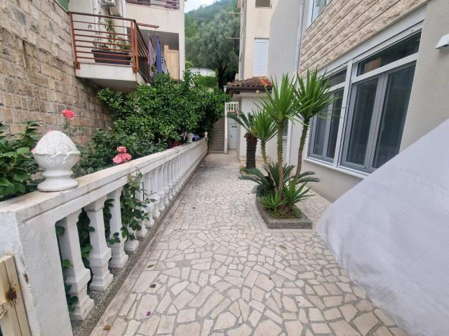 Prodaja dvosobnog nameštenog stana 89 m² sa prostranom terasom – Petrovac, Budvanska rivijera