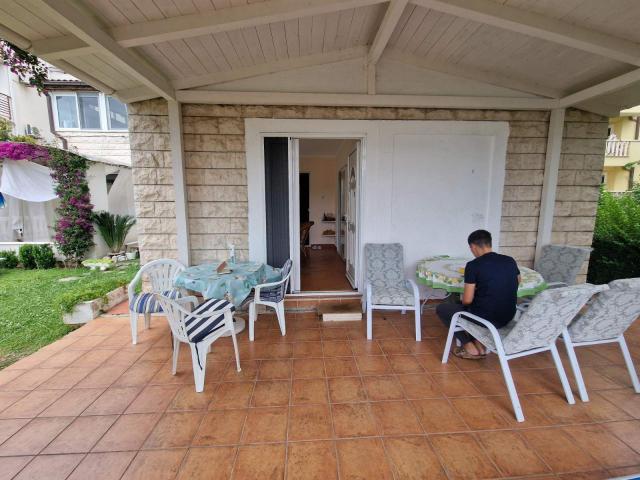 Prodaja dvosobnog nameštenog stana 89 m² sa prostranom terasom – Petrovac, Budvanska rivijera