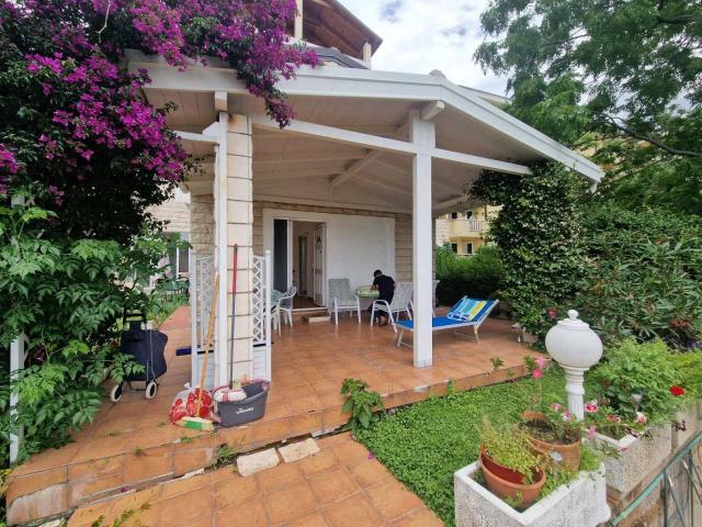 Prodaja dvosobnog nameštenog stana 89 m² sa prostranom terasom – Petrovac, Budvanska rivijera