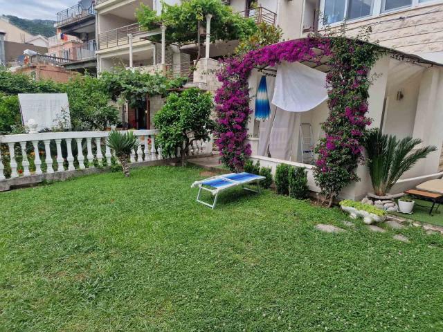 Prodaja dvosobnog nameštenog stana 89 m² sa prostranom terasom – Petrovac, Budvanska rivijera