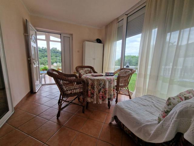 Prodaja dvosobnog nameštenog stana 89 m² sa prostranom terasom – Petrovac, Budvanska rivijera