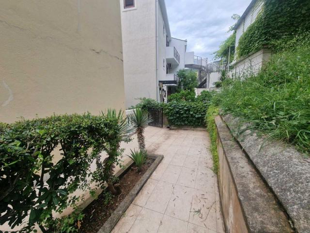 Prodaja dvosobnog nameštenog stana 89 m² sa prostranom terasom – Petrovac, Budvanska rivijera