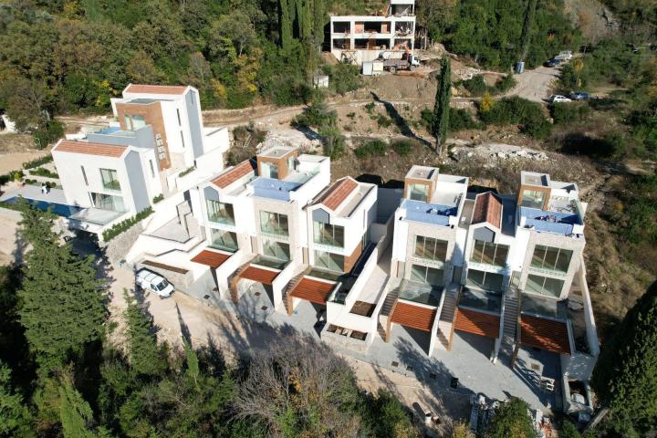 Luksuzna townhouse vila u novom kompleksu u Tivtu, Donja Lastva, sa pogledom na more, privatnim baze